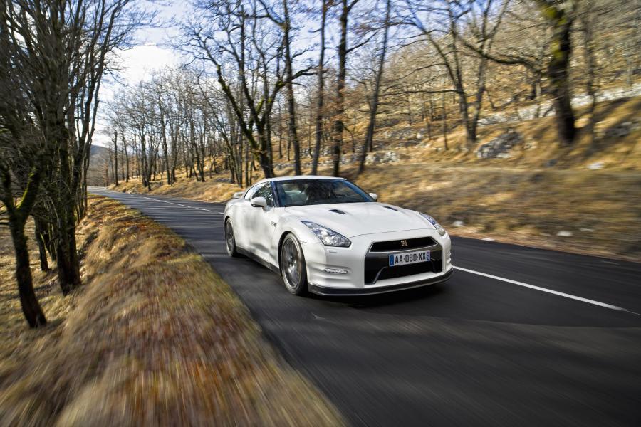  Nissan GT-R 2011 года  (фото 37 из 87)